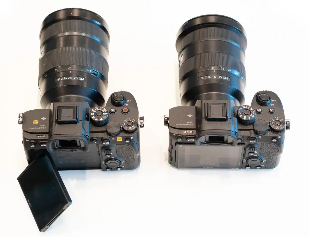 Dwa aparaty Sony a7 iiis z obiektywami: jeden FE 2.8/24-70 GM, drugi FE 2.8/16-35 GM.