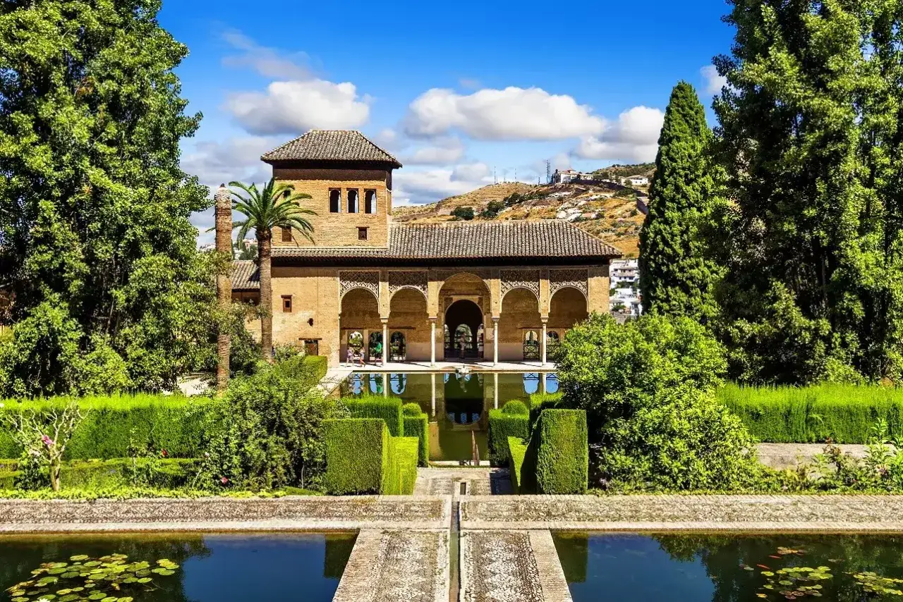 Jardines de la Alhambra con estanques y arquitectura morisca. Planifica tu visita para disfrutar de este oasis, ¿cuanto se tarda en visitar la Alhambra?