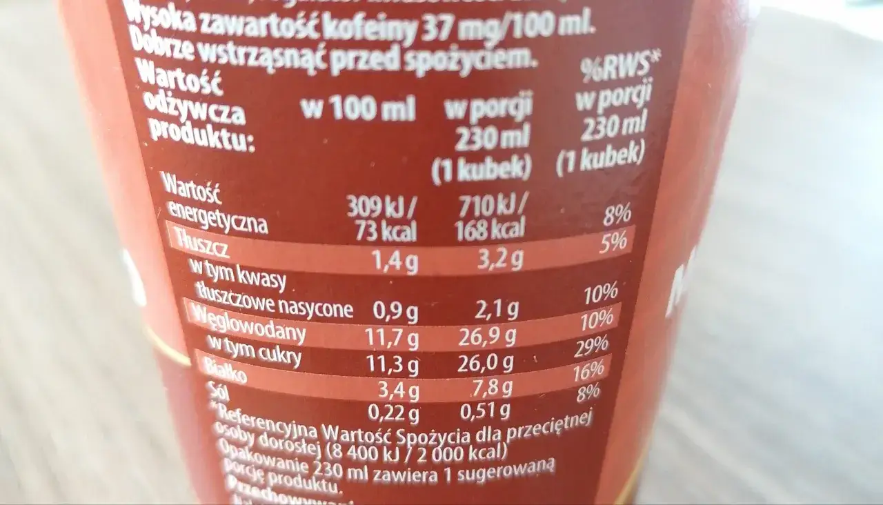 Czy cappuccino z Biedronki ma kofeinę? Tak, zawiera 37 mg/100 ml. Etykieta pokazuje też wartości odżywcze.