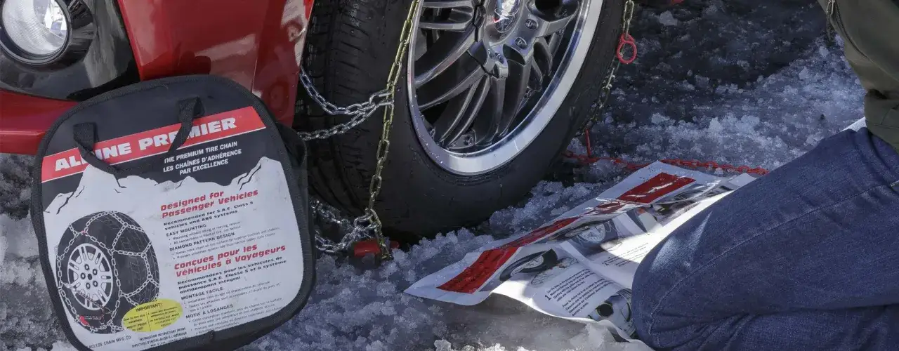 Montaggio catene da neve su ruote posteriori. Le catene da neve devono essere montate sulle ruote posteriori per garantire la massima aderenza su neve e ghiaccio.