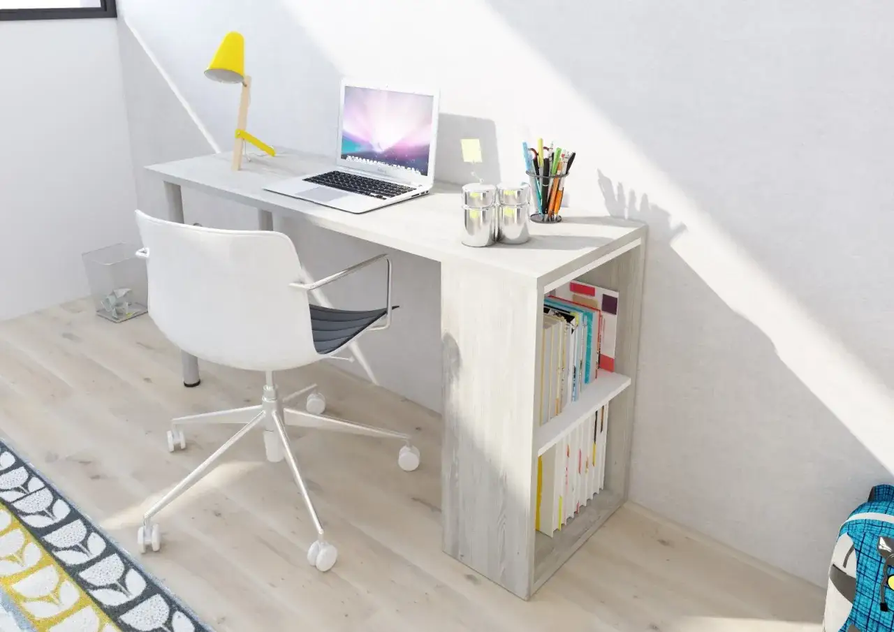 Escritorio moderno con tablero de madera clara, silla blanca, port&aacute;til y estanter&iacute;a con libros.