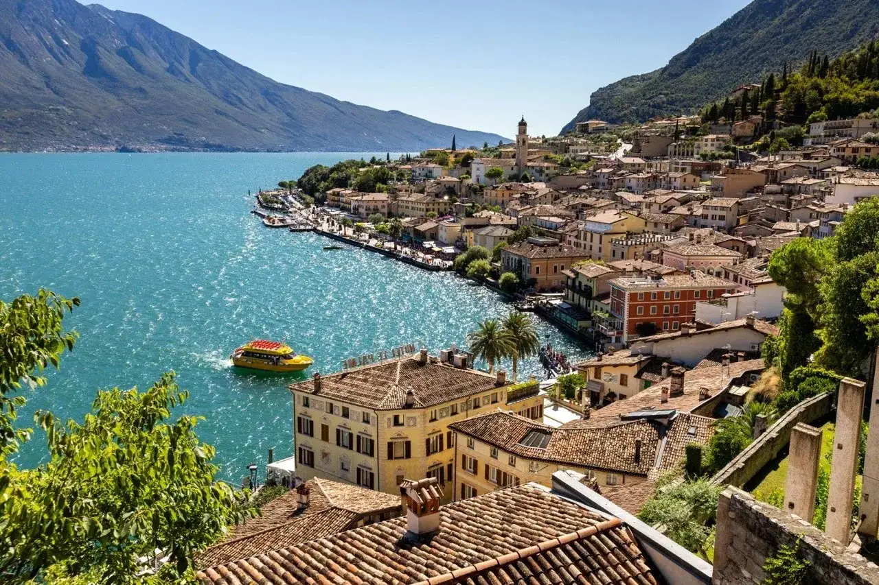Limone sul Garda: cosa vedere? Un borgo pittoresco con case colorate, un lago azzurro e montagne verdi.