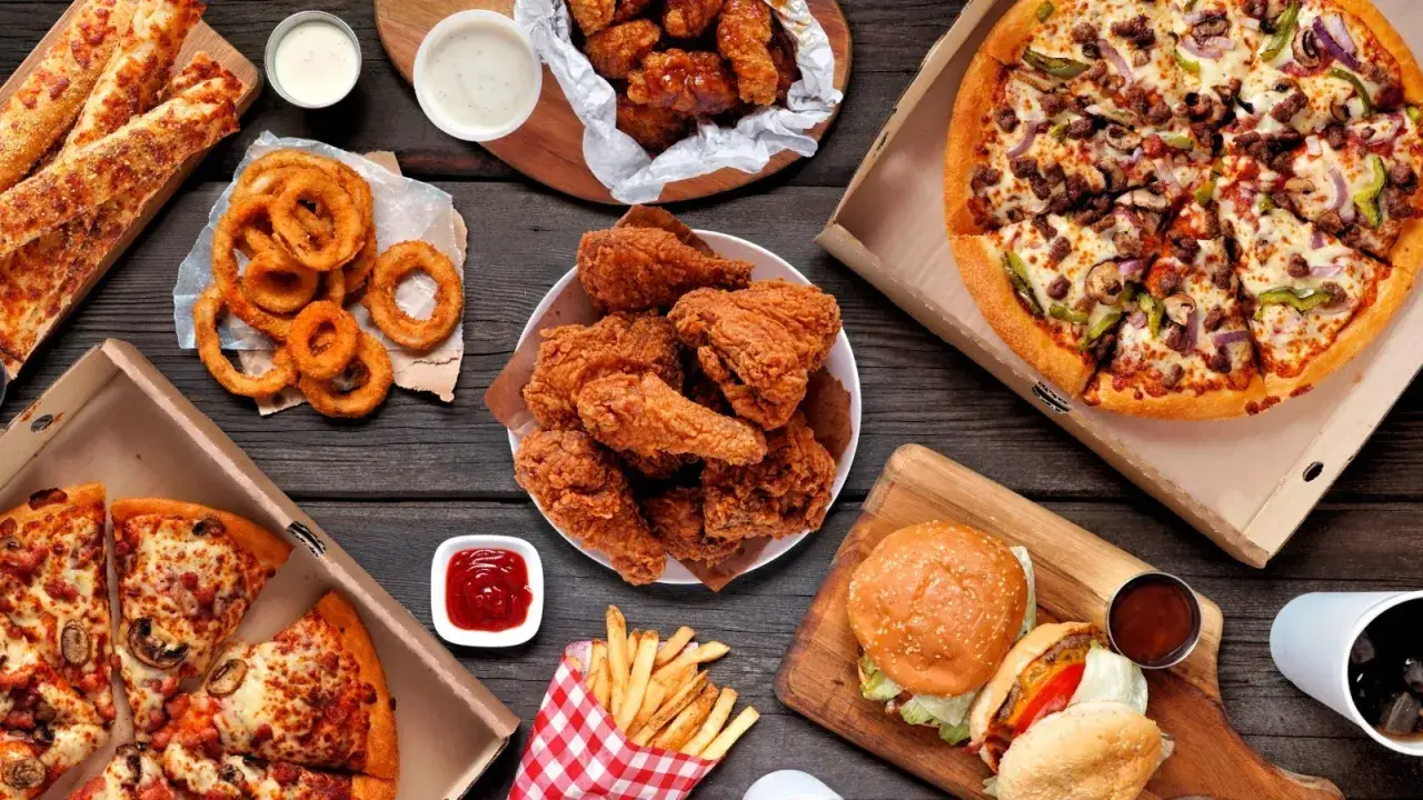 Co to jest fast food? To pizza, skrzydełka, frytki, burgery i krążki cebulowe – wszystko, co uwielbiamy!