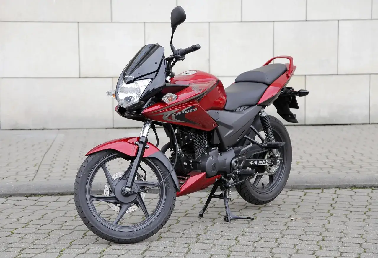 Czerwony motocykl Honda CB125F na sprzedaż. Idealny do miasta, świetny na pierwszy motocykl. Sprzedaż motocykla przed upływem 6 miesięcy.