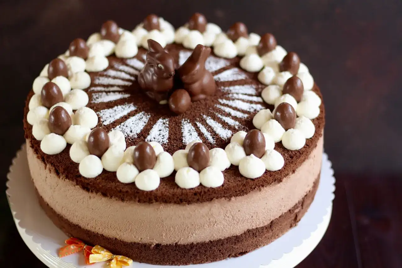 Schoko-Sahne-Torte mit Schokohasen und -eiern, ein Meisterwerk nach Konditor-Rezept.