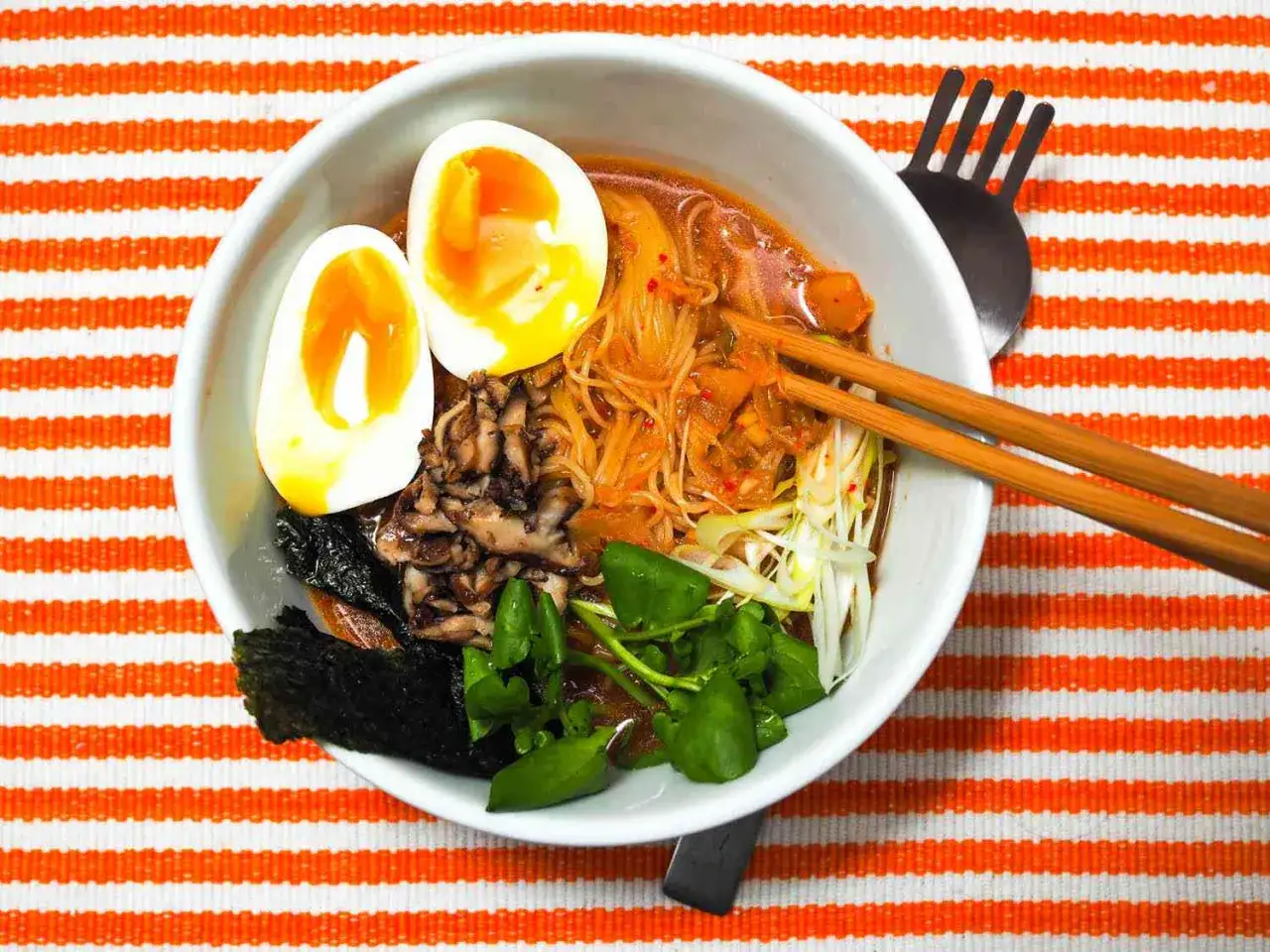 Miseczka pysznego ramenu z jajkiem, grzybami i nori. Idealny przepis, jak zrobić ramen w domu.