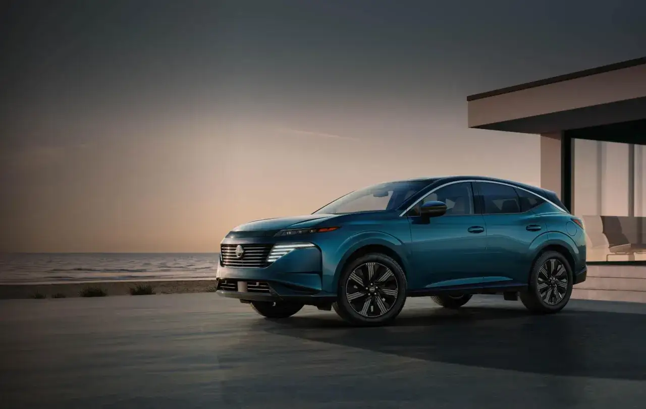Elegancki, niebieski Nissan Murano na tle zachodzącego słońca nad morzem. Zastanawiasz się nad jego spalaniem?