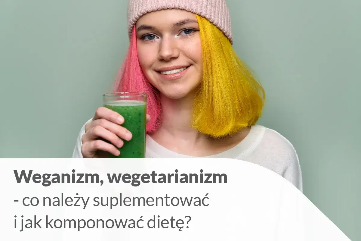 Uśmiechnięta dziewczyna z kolorowymi włosami trzyma zielony koktajl, zastanawiając się, czym się różni dieta wegańska od wegetariańskiej.