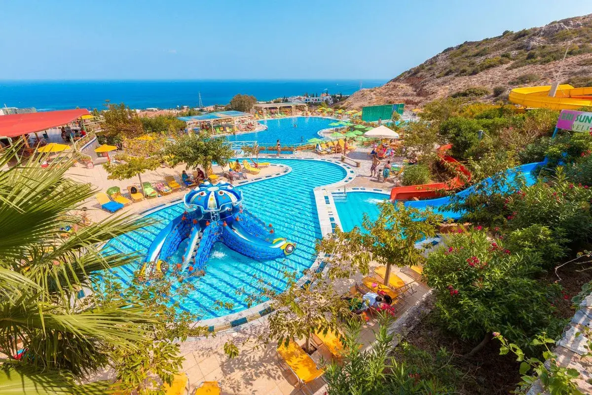 Wesołe zjeżdżalnie i baseny w Aqua Sun Village, idealne miejsce na rodzinne wakacje. Wiele pozytywnych opinie potwierdza świetną zabawę.