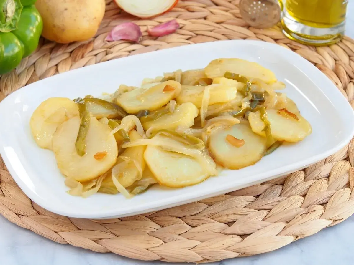 Patatas a lo pobre, un plato sencillo y delicioso con patatas, pimientos y cebolla pochados.