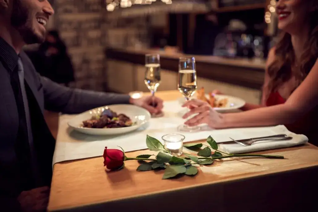 Romantyczna kolacja w eleganckiej restauracji