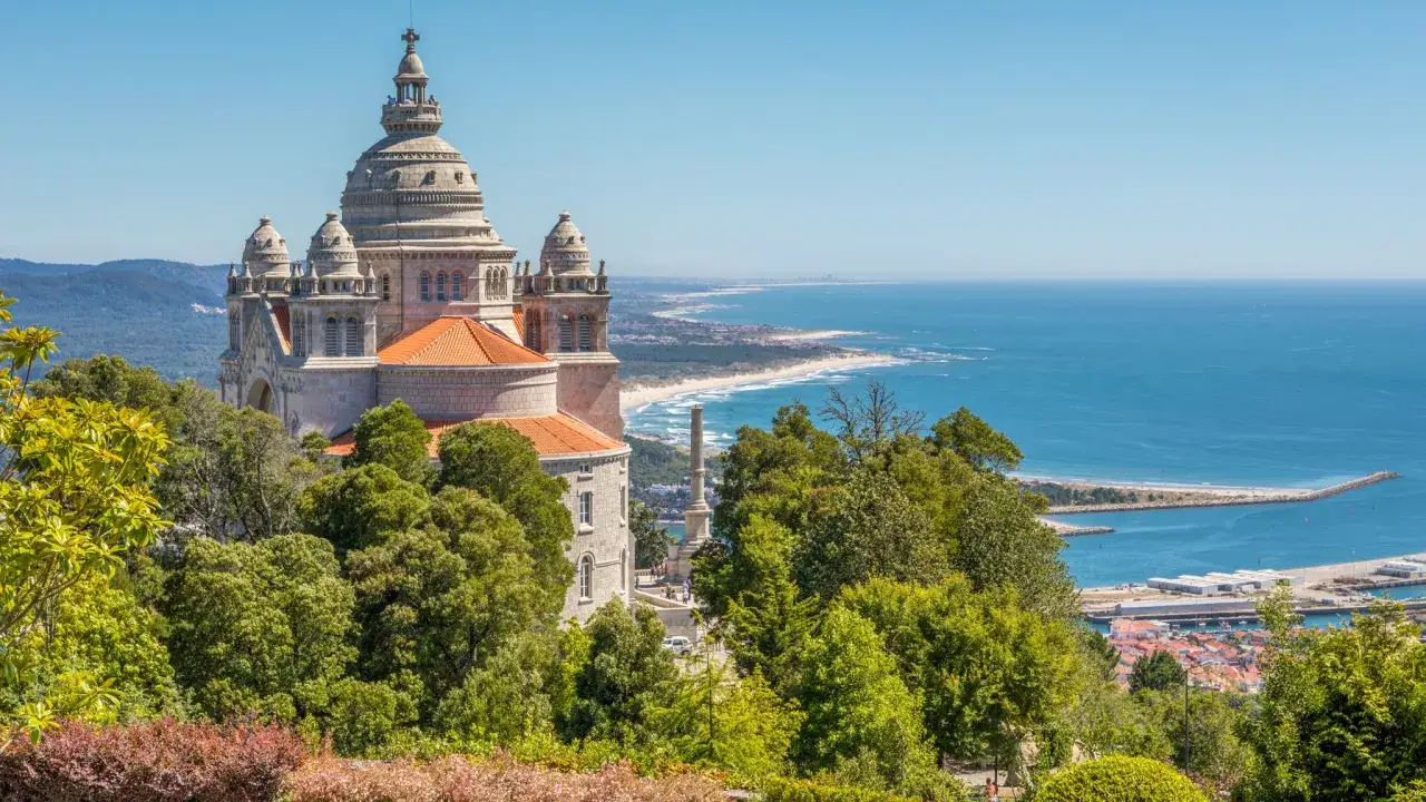 Santuario de Santa Luzia con vistas al mar y a la costa, un lugar perfecto para descubrir pueblos bonitos cerca de Oporto.