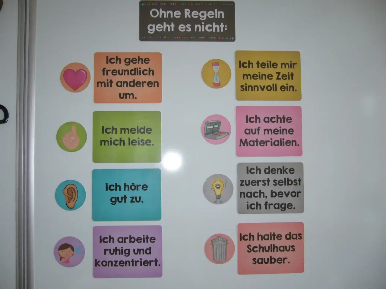 Regeln f&uuml;r die Grundschule: Freundlich sein, leise melden, gut zuh&ouml;ren, konzentriert arbeiten, Zeit sinnvoll nutzen, Materialien achten, selbst nachdenken, Schulhaus sauber halten.