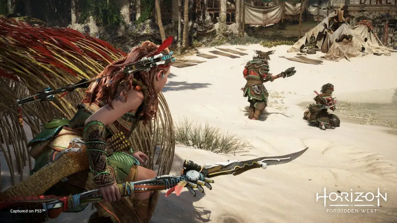 Aloy z Horizon Zero Dawn 2 skrada się po plaży, celując w dw&oacute;ch wrog&oacute;w.
