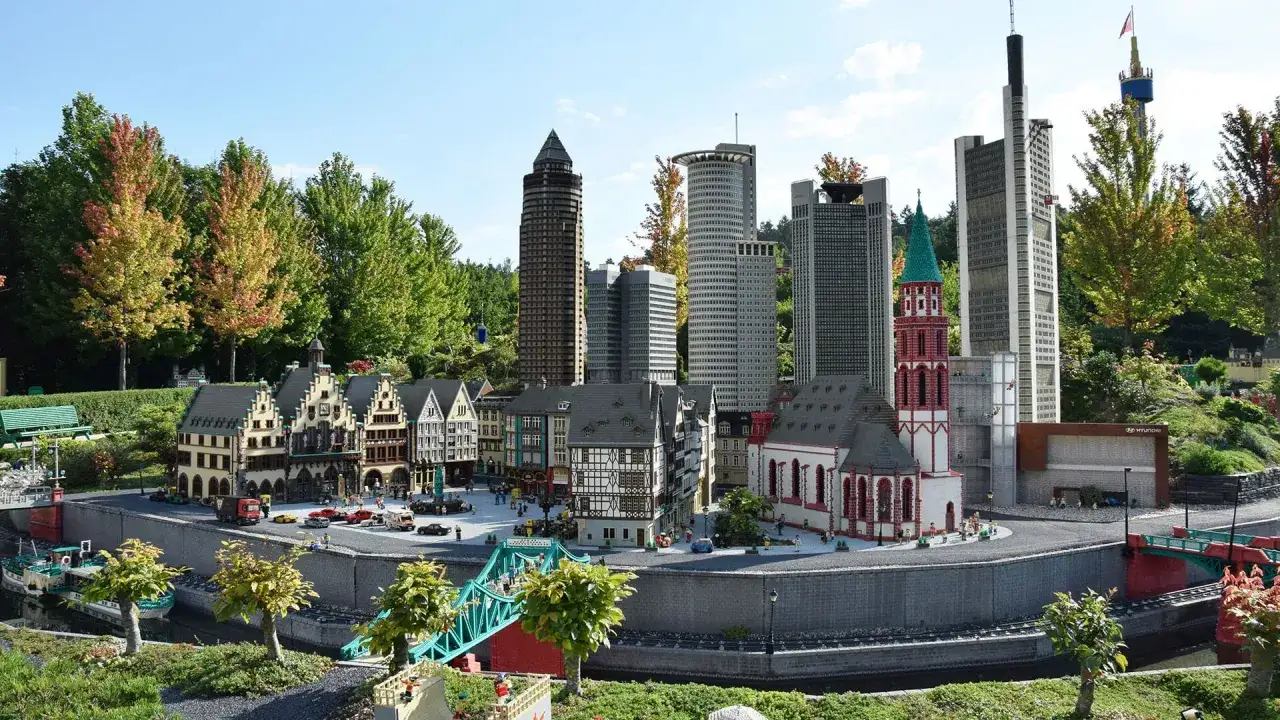 Miniaturstadt mit Wolkenkratzern und Fachwerkhäusern, ein tolles Beispiel für Legoland Erfahrungen.