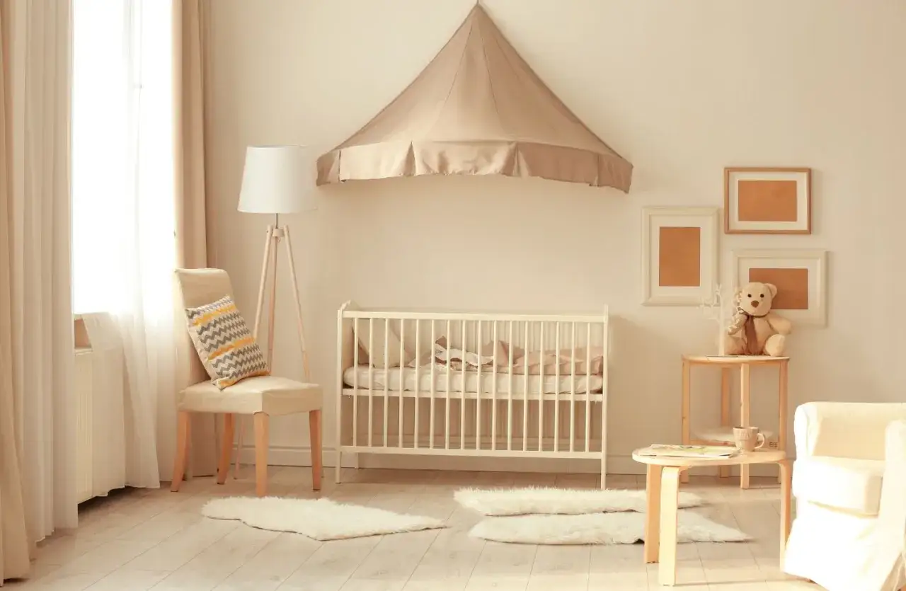 Ambiance douce pour une chambre bébé DIY : berceau, fauteuil confortable, tapis moelleux et veilleuse.