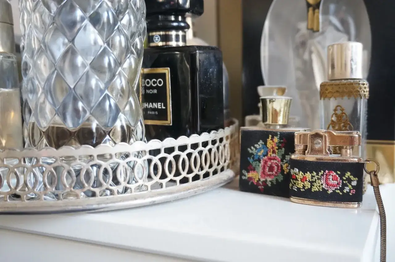 Elegancka, **classic collection perfumy** i ozdobne flakoniki na srebrnej tacy.