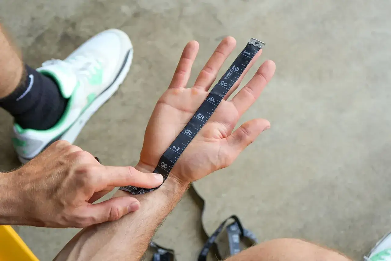 So misst man die Handschuhgr&ouml;&szlig;e: Ein Ma&szlig;band wird am Handgelenk angesetzt, um die richtige Gr&ouml;&szlig;e zu ermitteln.