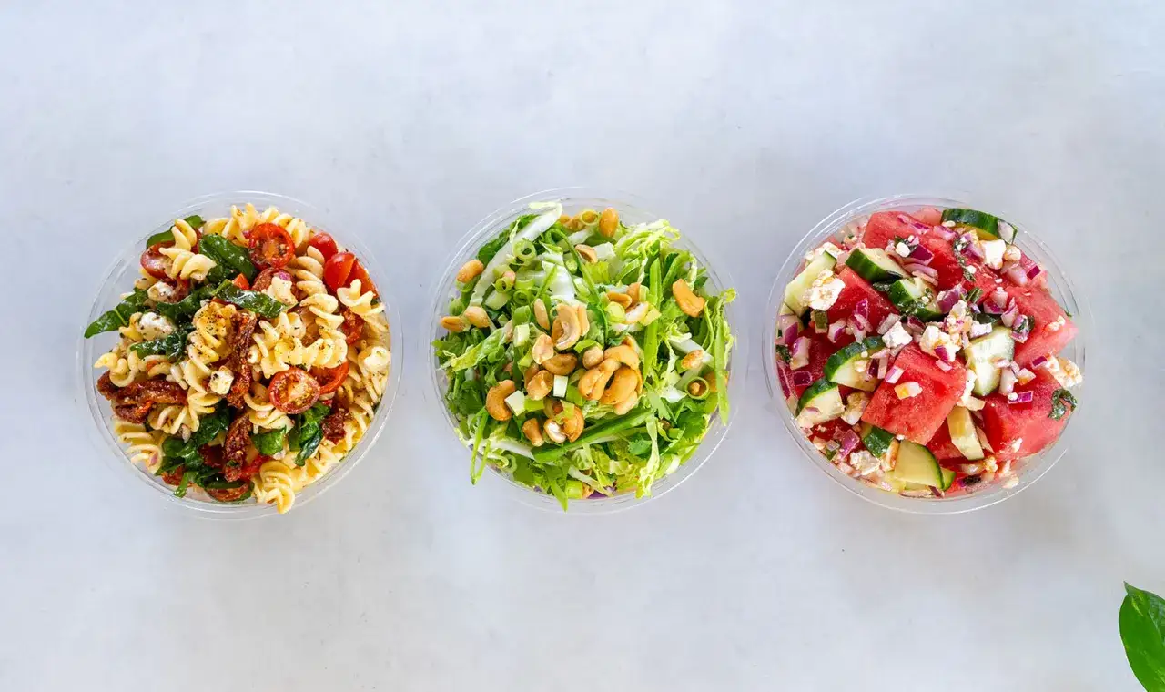 Tre olika sallader i plastburkar: pastasallad med soltorkade tomater, gr&ouml;nsallad med cashewn&ouml;tter och vattenmelonsallad med fetaost. Perfekt f&ouml;r en 3 veckors sallad-plan!