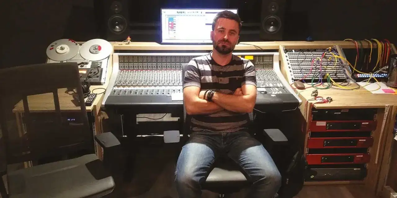 Mężczyzna w studiu nagraniowym, otoczony sprzętem audio. Może to być jego droga, jak zostać dubbingowcem.