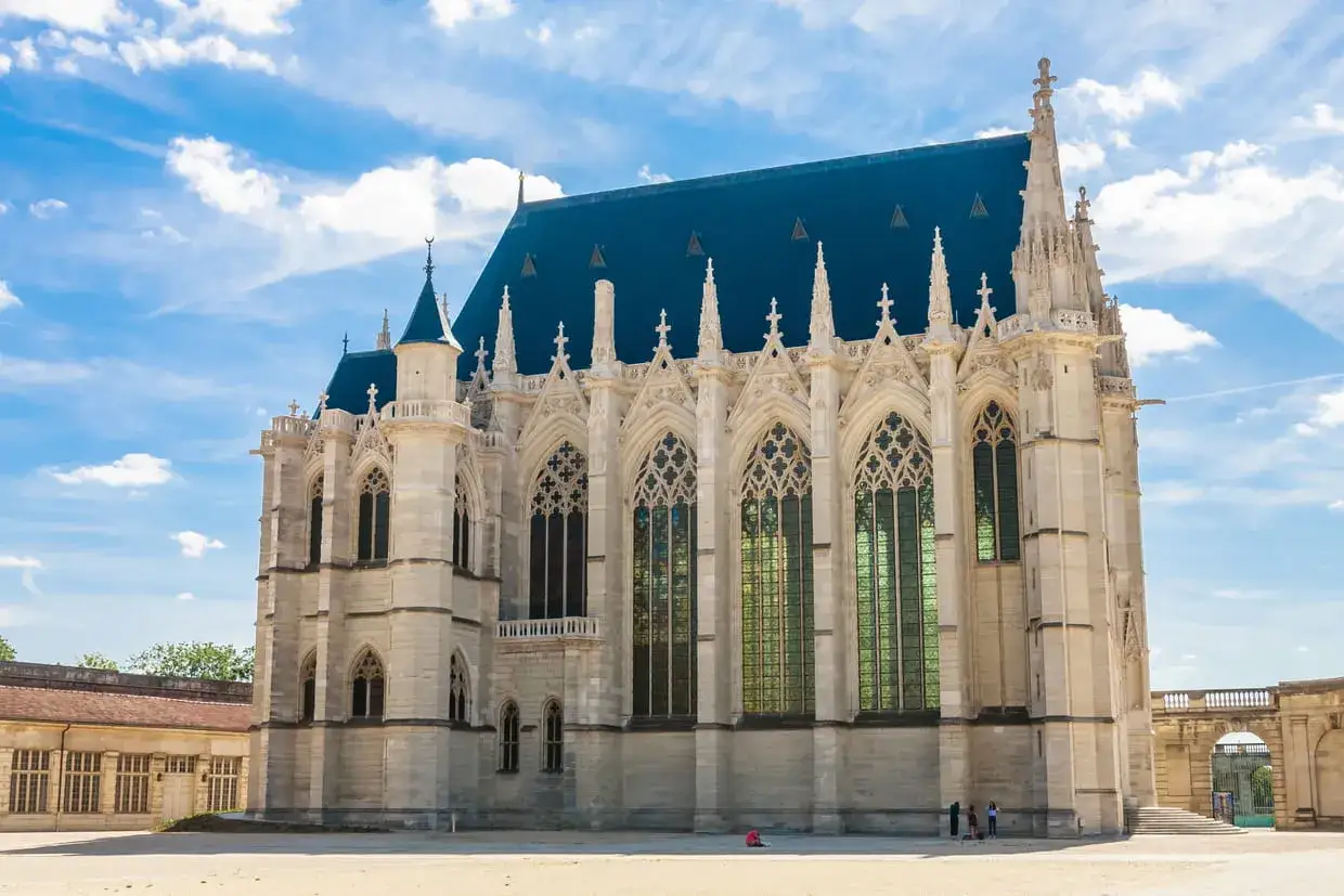 La Sainte-Chapelle, joyau gothique du **Château de Vincennes**, brille sous un ciel bleu.