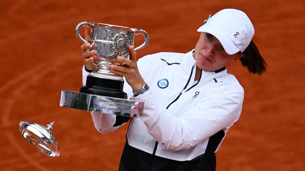 Iga Świątek, jedna z **Roland Garros zwyciężczynie**, z dumą prezentuje puchar.