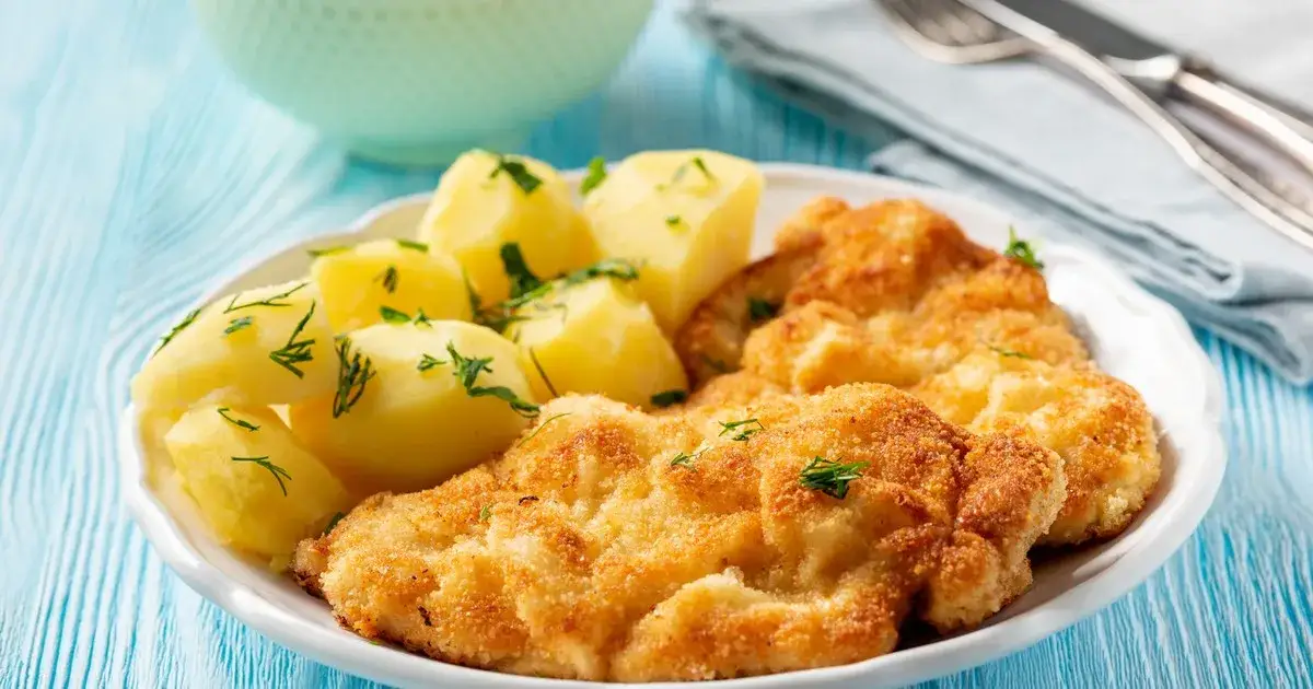 Tradycyjny polski obiad schabowy pierogi rosół