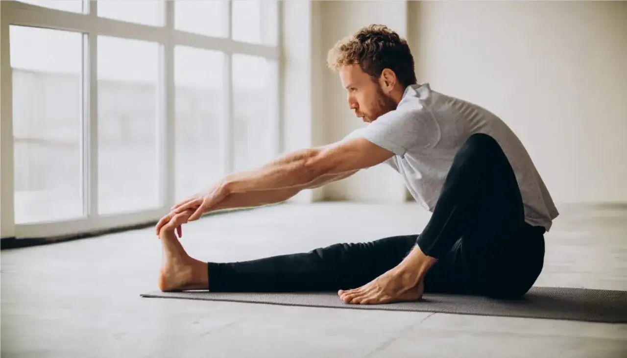 Mężczyzna ćwiczy pilates, który pomaga wzmocnić mięśnie głębokie i poprawić elastyczność.