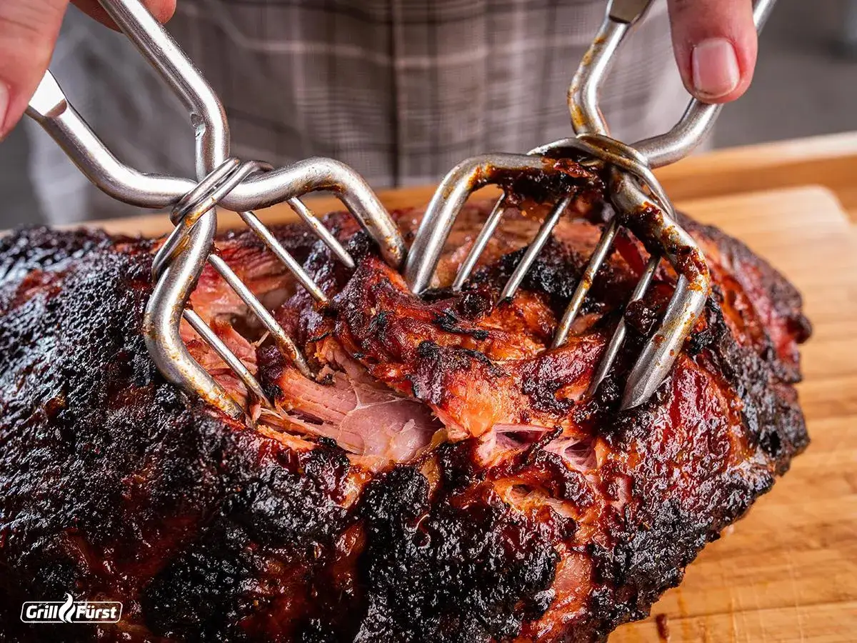 Pulled Pork Texas Style: Zartes, rauchiges Fleisch wird mit Fleischgabeln auseinandergezogen. Perfekt für BBQ-Fans!