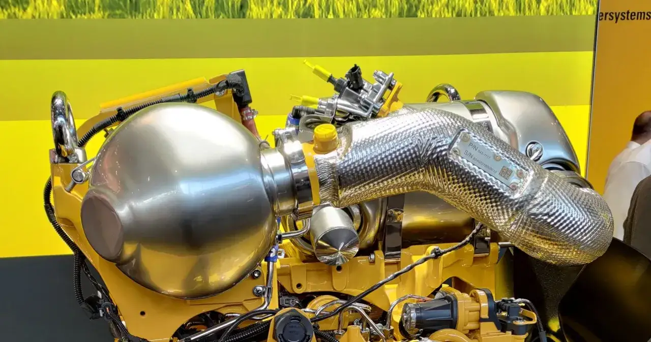 Nowoczesny silnik diesla z żółtymi elementami i błyszczącą, metalową osłoną turbosprężarki.