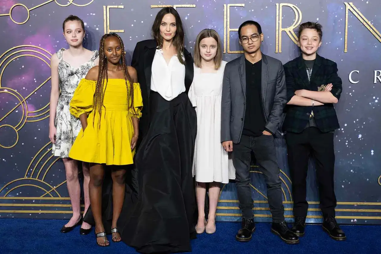 Angelina Jolie z dziećmi na premierze Eternals. Widać ją z córkami Vivienne, Zahara, Shiloh i synami Paxem i Knoxem.