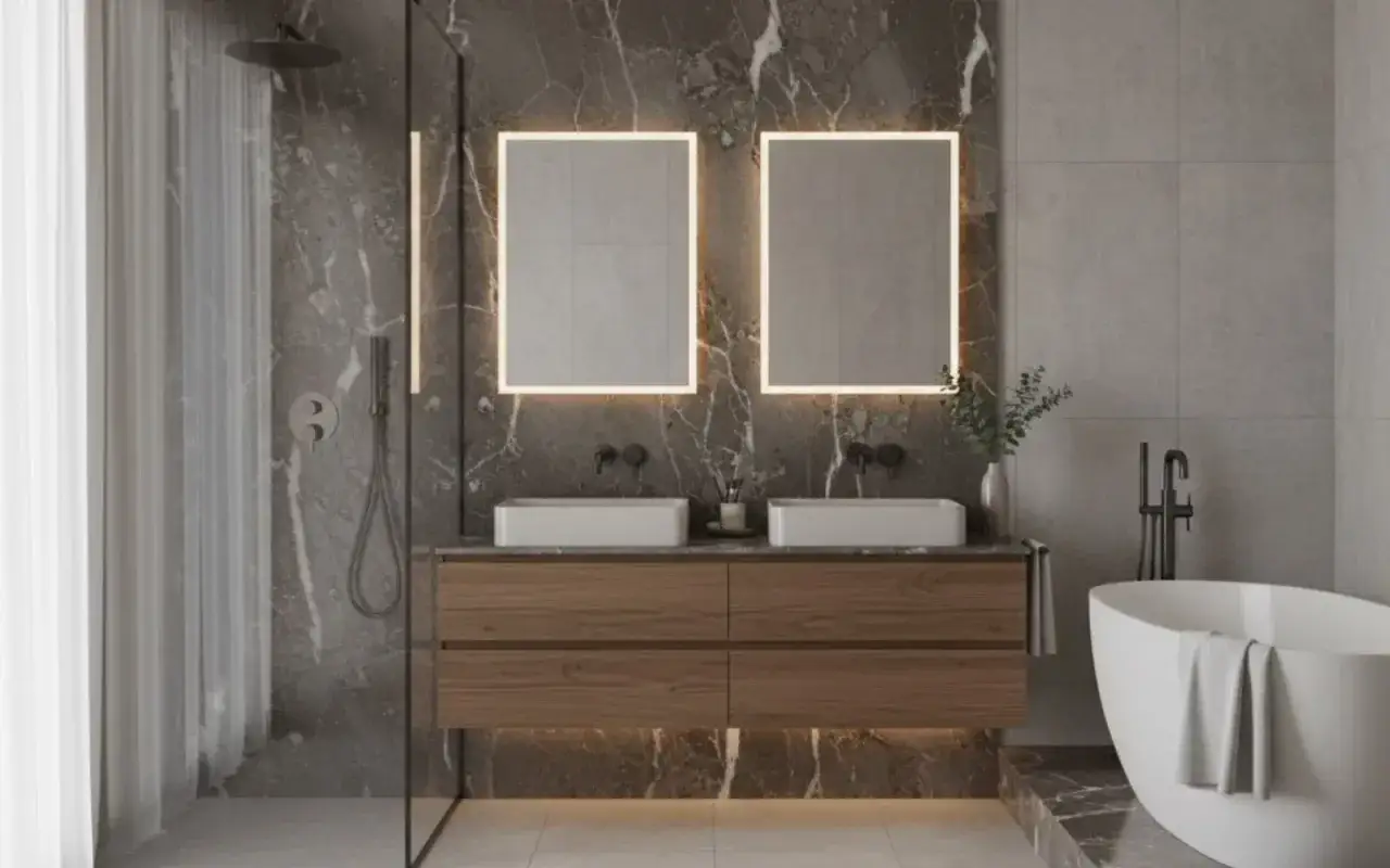 Elegante bagno in travertino moderno con doppio lavabo, vasca freestanding e doccia a vista.