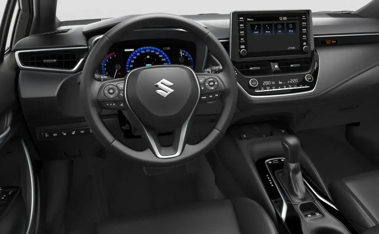 Wnętrze Suzuki Swace: kierownica z logo Suzuki, cyfrowe zegary, ekran multimediów i automatyczna skrzynia biegów.