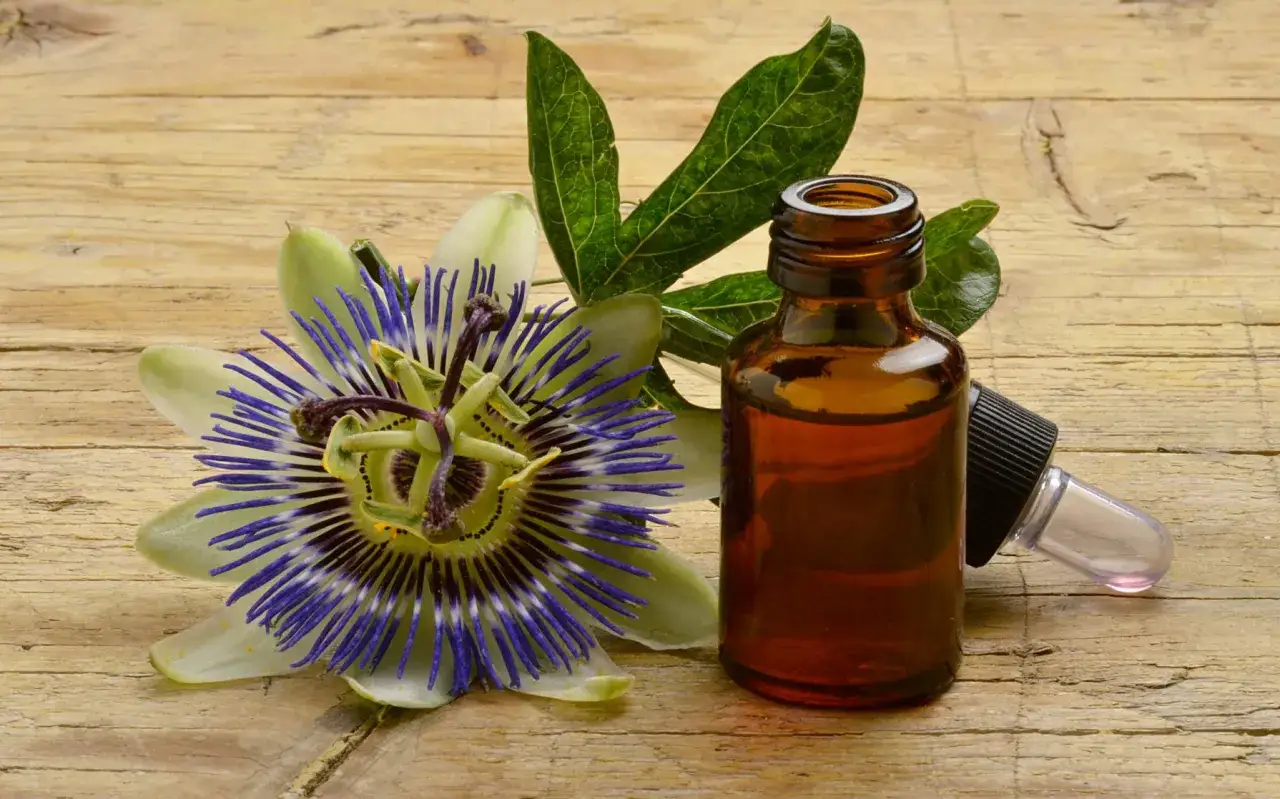 Fiore di passiflora e flaconcino ambrato, per scoprire le passiflora propriet&agrave; benefiche.