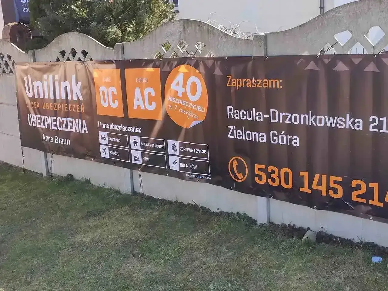 Baner reklamowy Unilink z ofertą ubezpieczeń OC, AC, samochodowych, mieszkaniowych, podróży, firmowych i rolniczych.