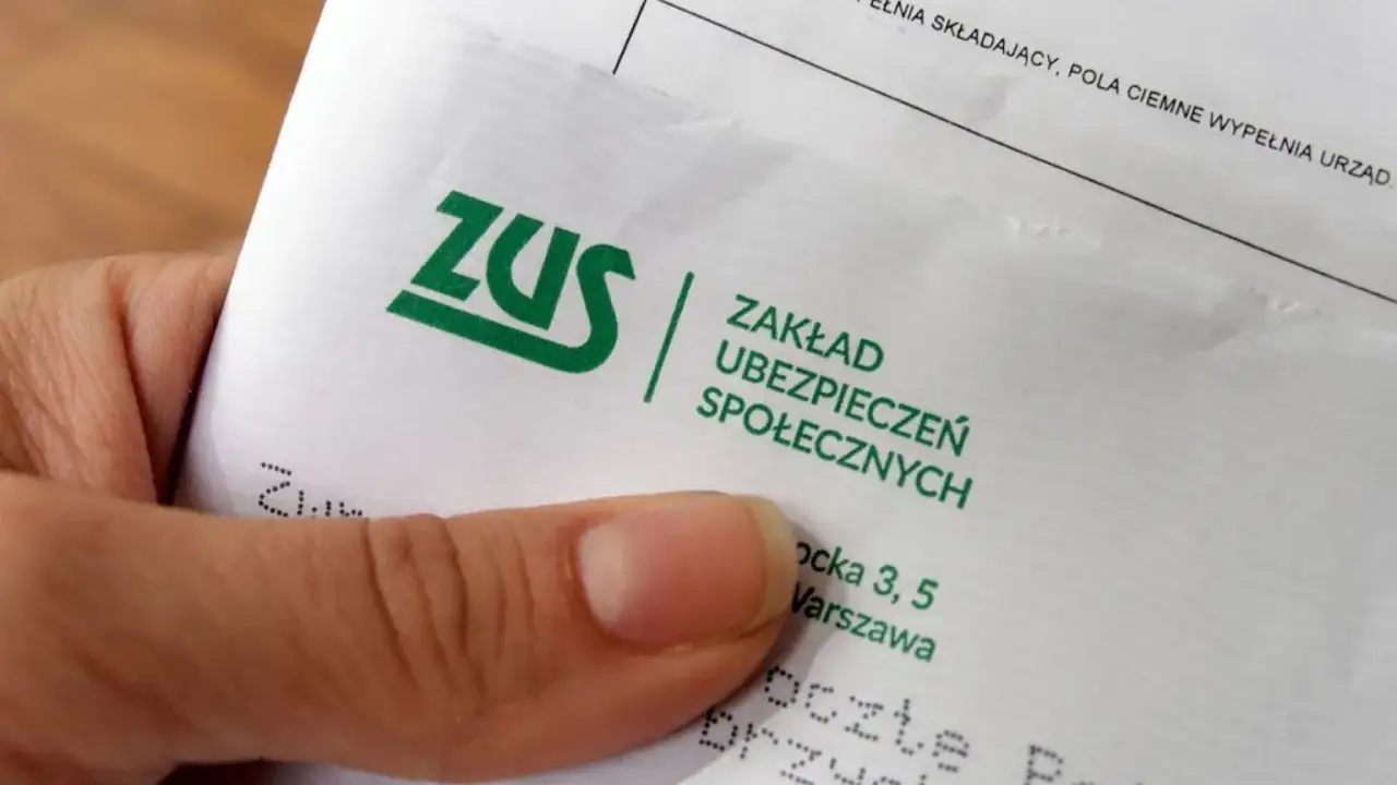 Dłoń trzyma dokument ZUS. Może to być pismo dotyczące świadczeń, np. zus 500 plus.
