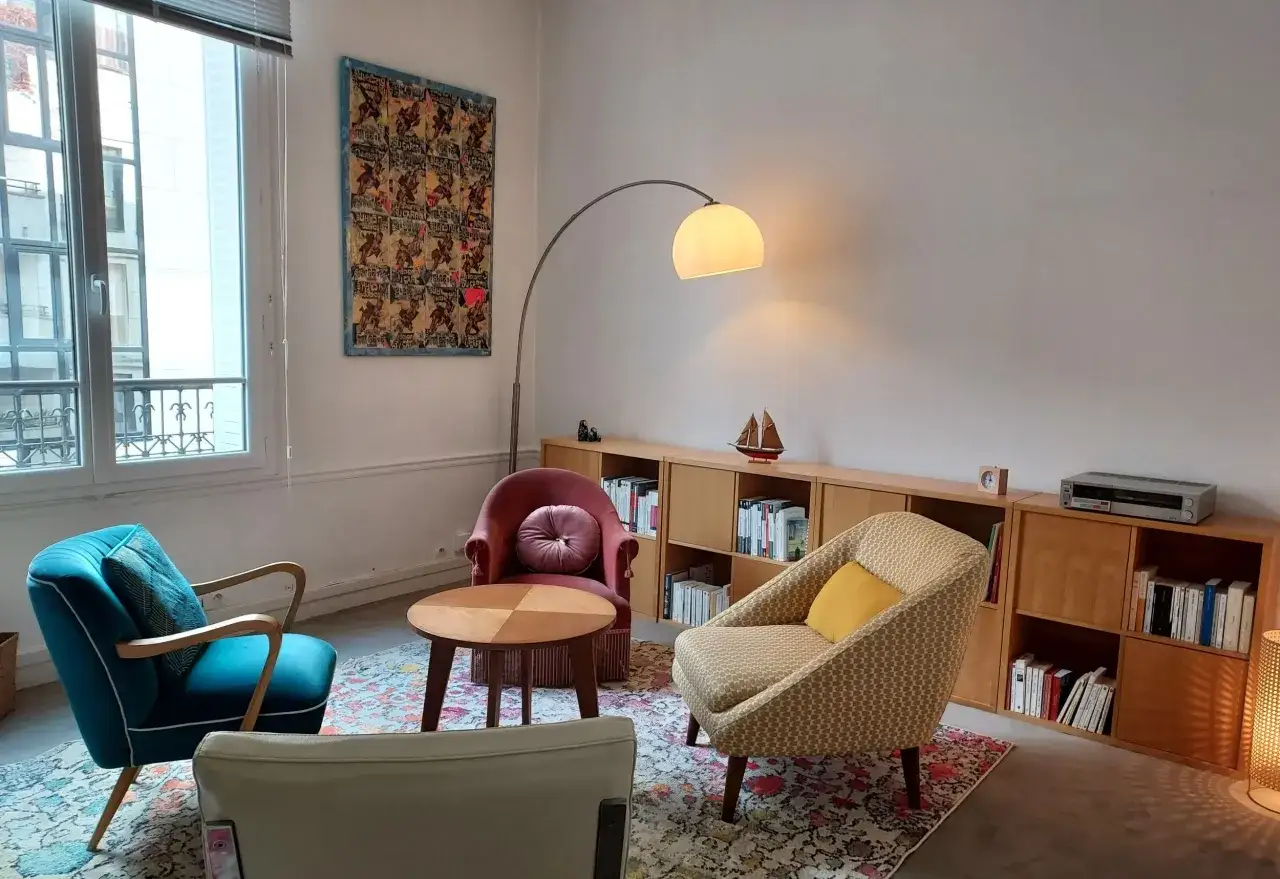 Salon cosy avec fauteuils confortables, idéal pour une consultation chez un psychologue conjugal.