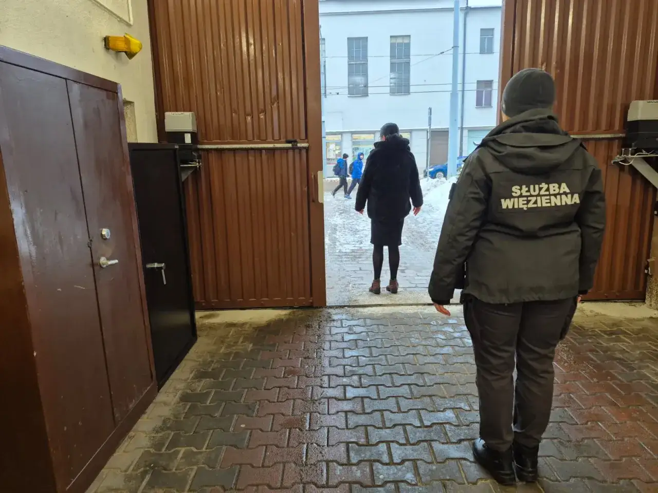 Strażniczka w kurtce z napisem 