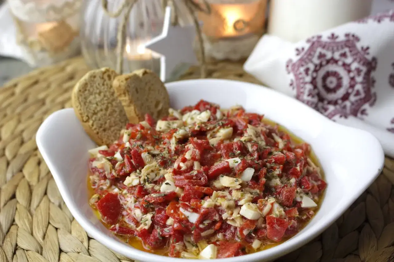 Deliciosa ensalada de pimientos asados con trozos de huevo duro y pan tostado, lista para disfrutar.