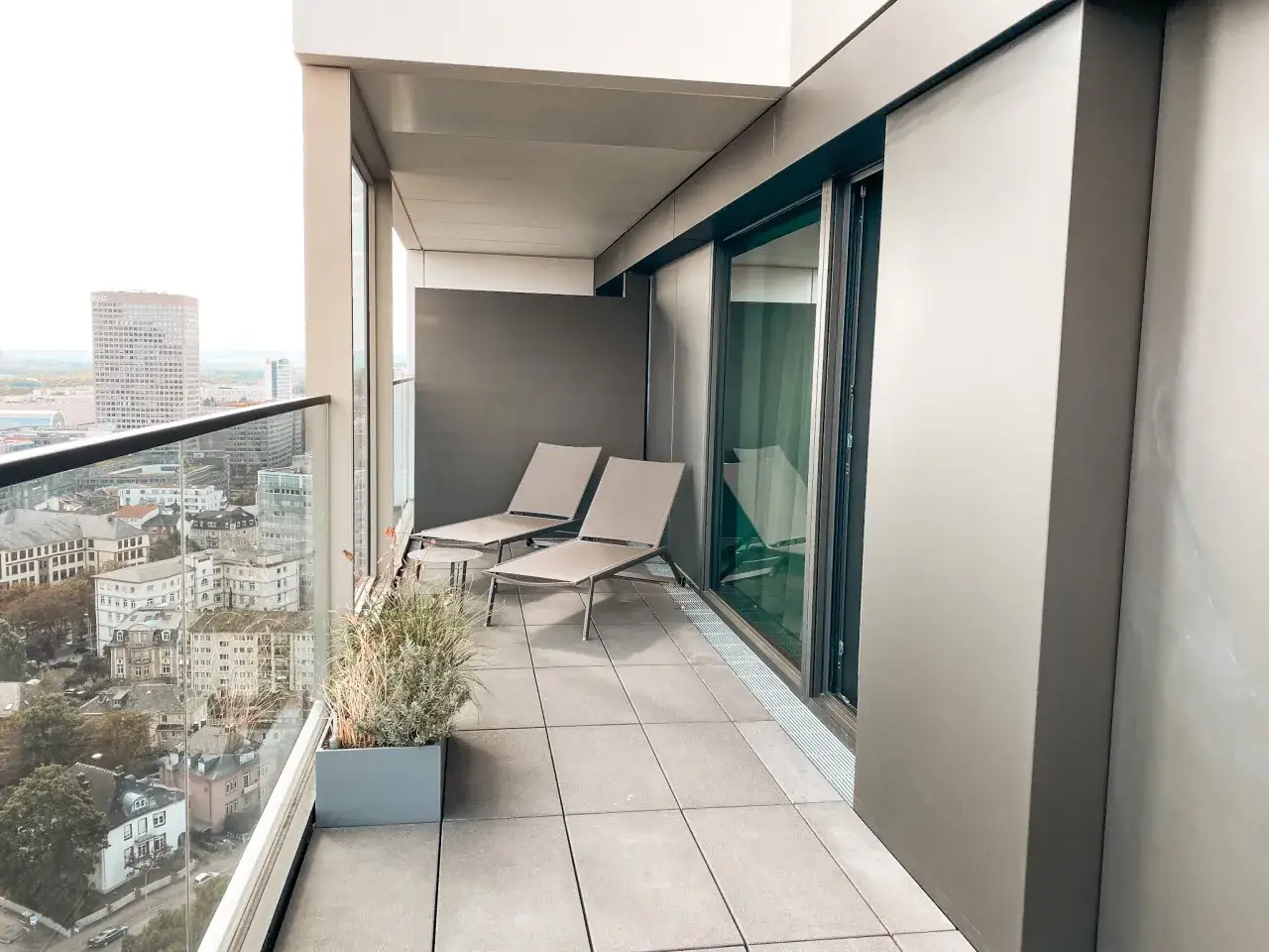 Meliá Frankfurt City Hotel Zimmer mit Skyline Blick
