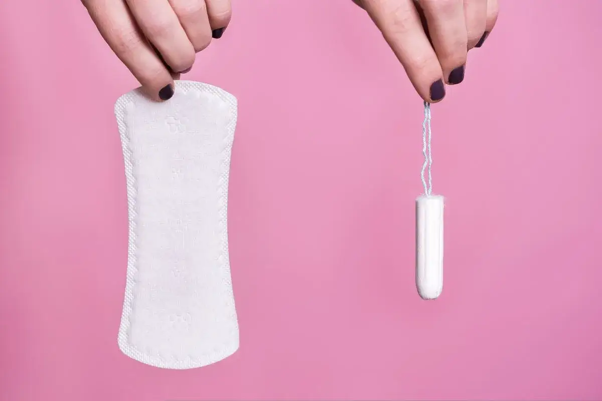 grafika ilustrująca obfitość miesiączki, np. ilość zużytych podpasek/tamponów