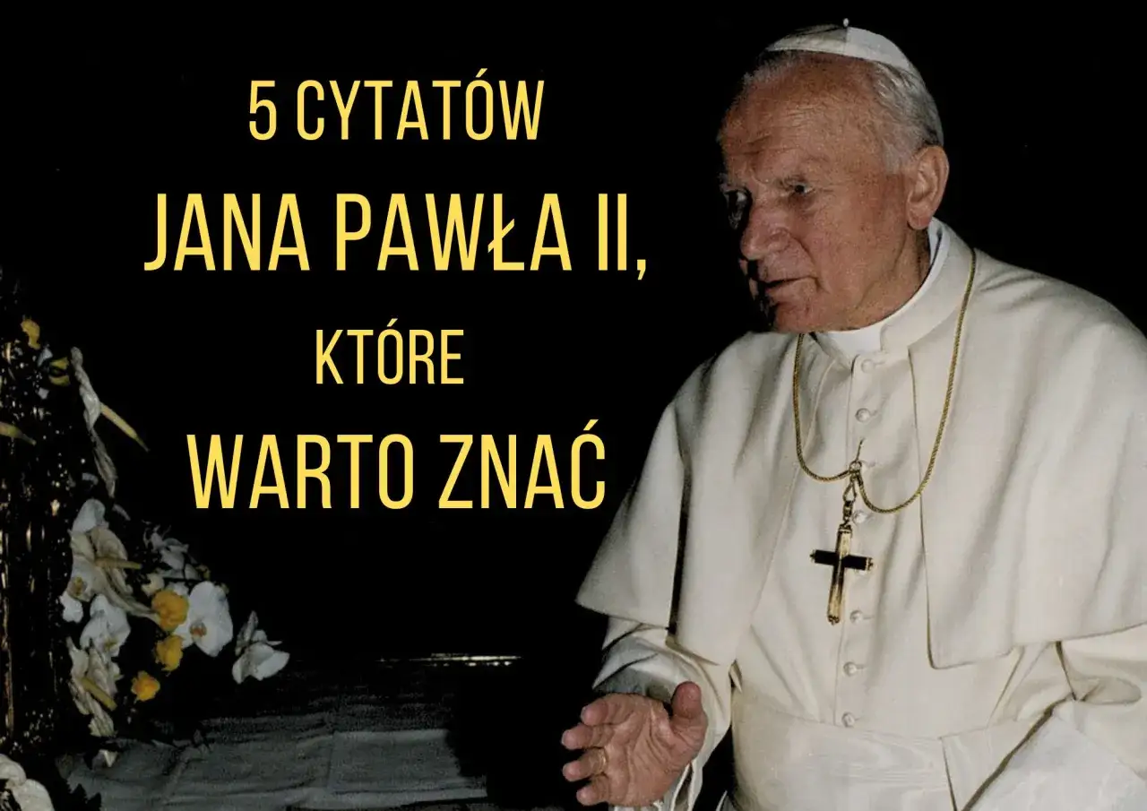 5 cytatów Jana Pawła II, które warto znać. Papież w białej sutannie z krzyżem na szyi.