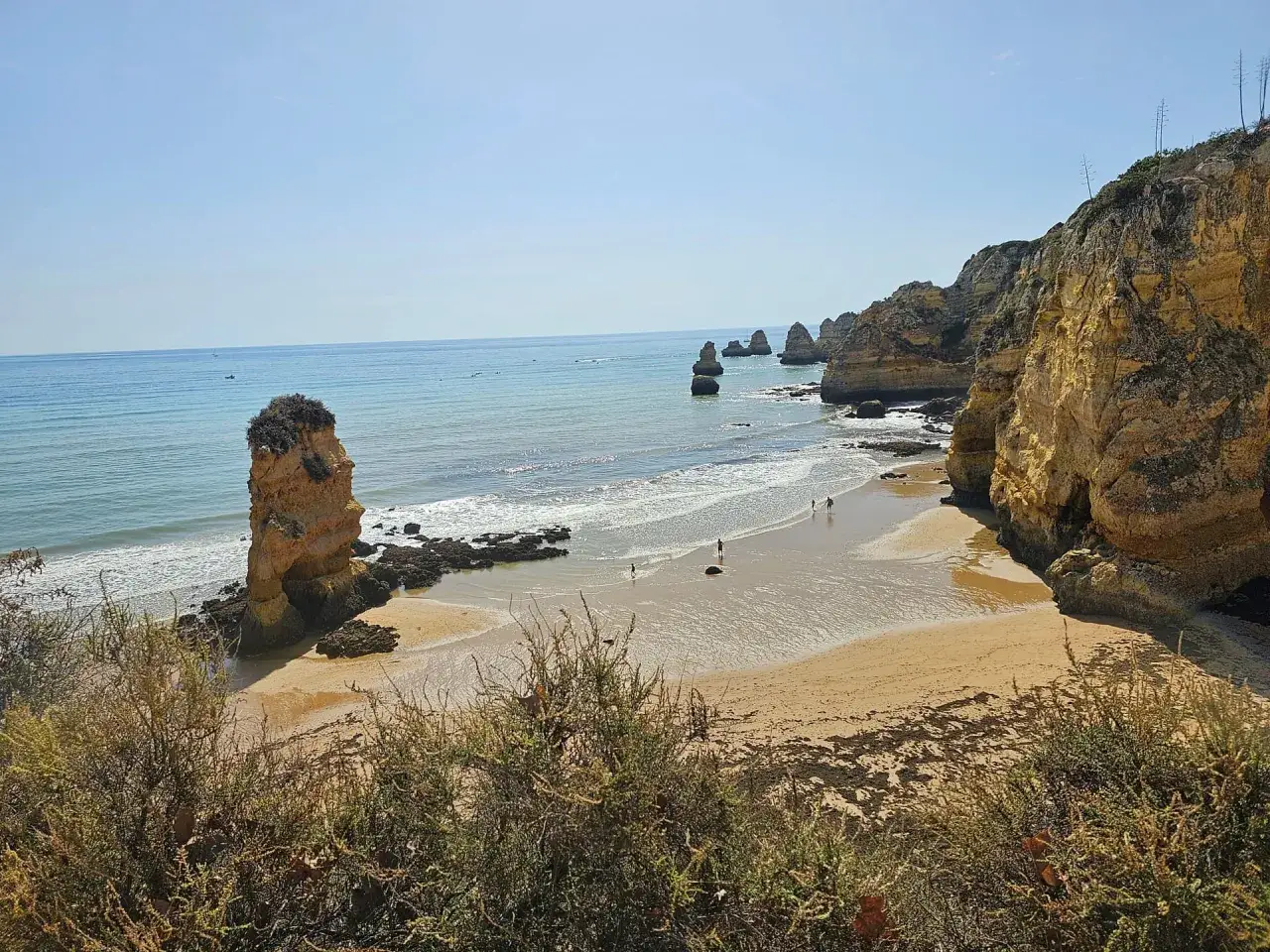 Sonne, Strand und Felsen an der Algarve. Mit einem Mietwagen Portugal erkunden und diese Aussicht genie&szlig;en &ndash; tolle mietwagen portugal tipps!