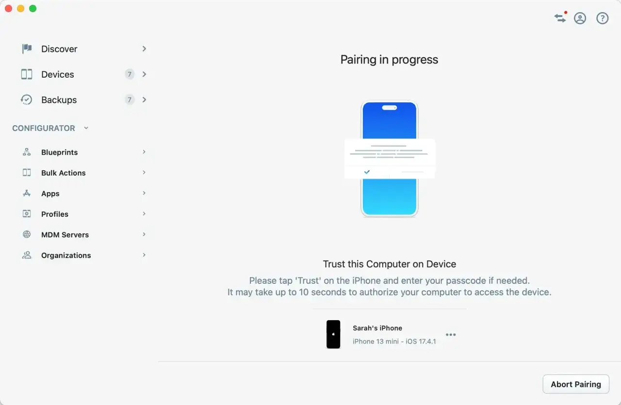 Kopplar iPhone för att spara meddelanden. Enheten Sarahs iPhone visas.