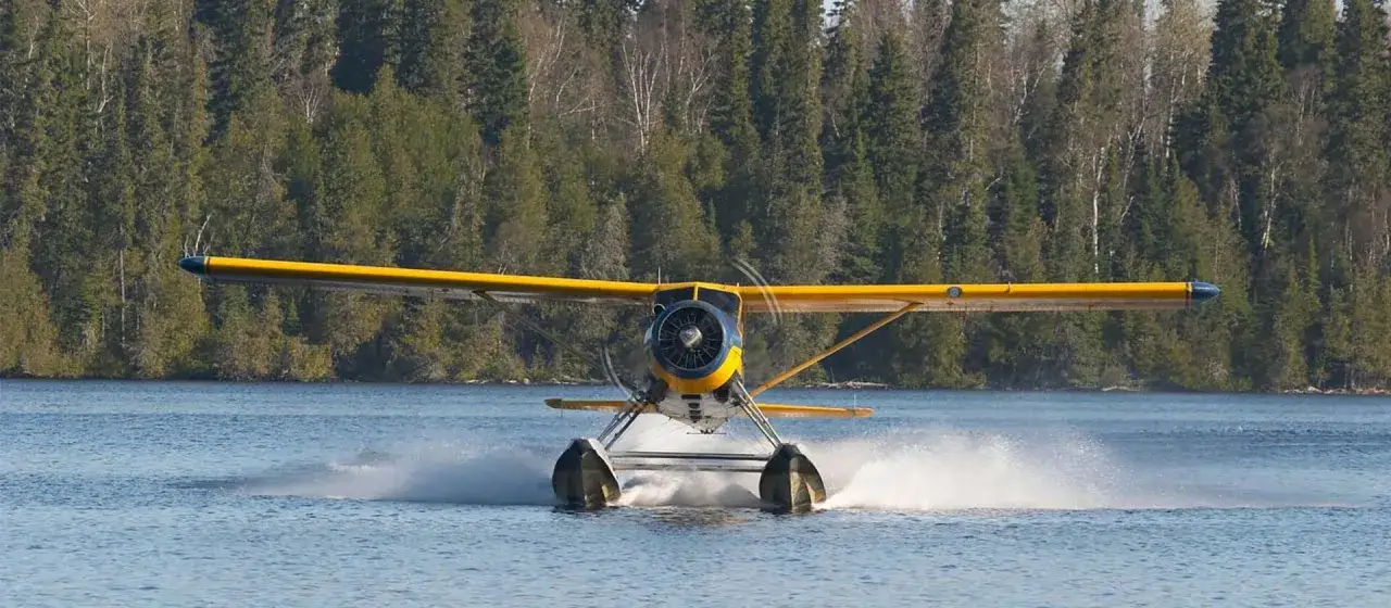 Ein gelbes Wasserflugzeug, ein