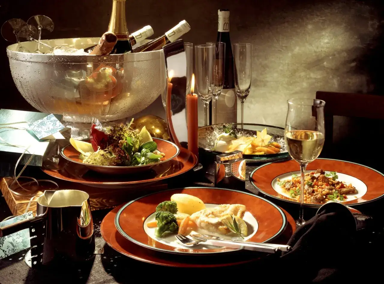 Un dîner élégant avec champagne, bougies et plats savoureux. Une idée pour une recette lotte facile et rapide.