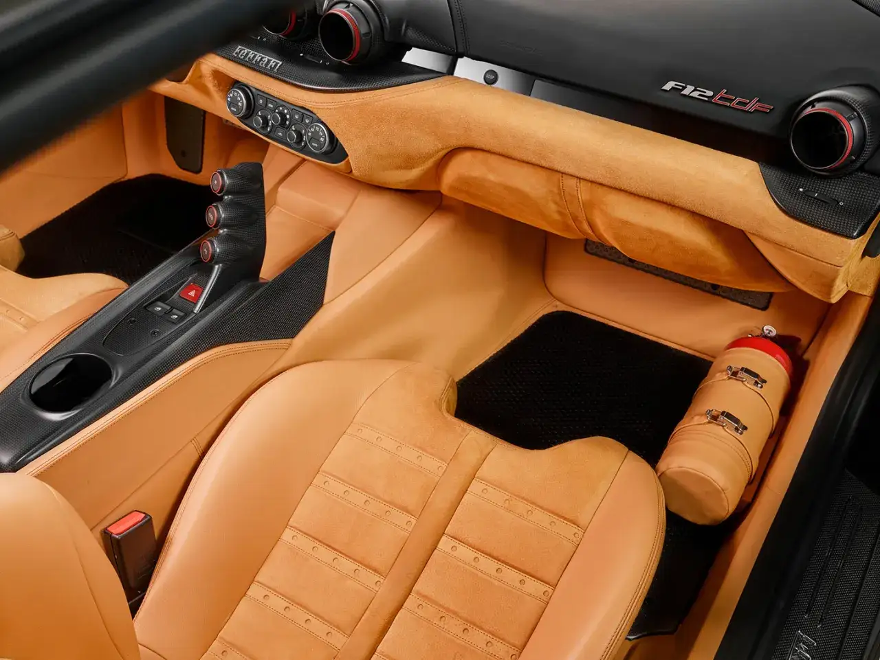 Wnętrze Ferrari Tailor Made spersonalizowane materiały