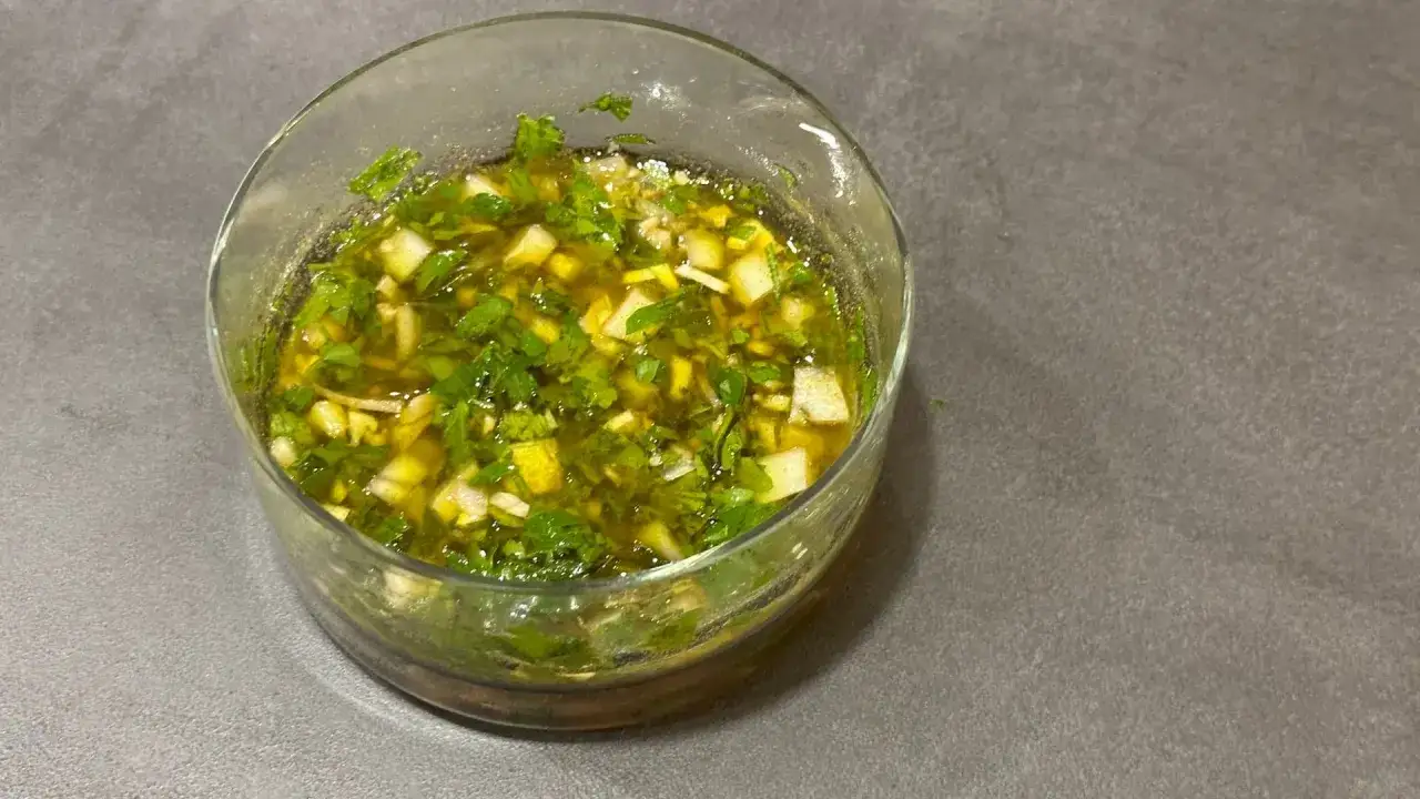En sk&aring;l med f&auml;rsk chimichurri, perfekt f&ouml;r grillat. Detta recept &auml;r enkelt att f&ouml;lja.