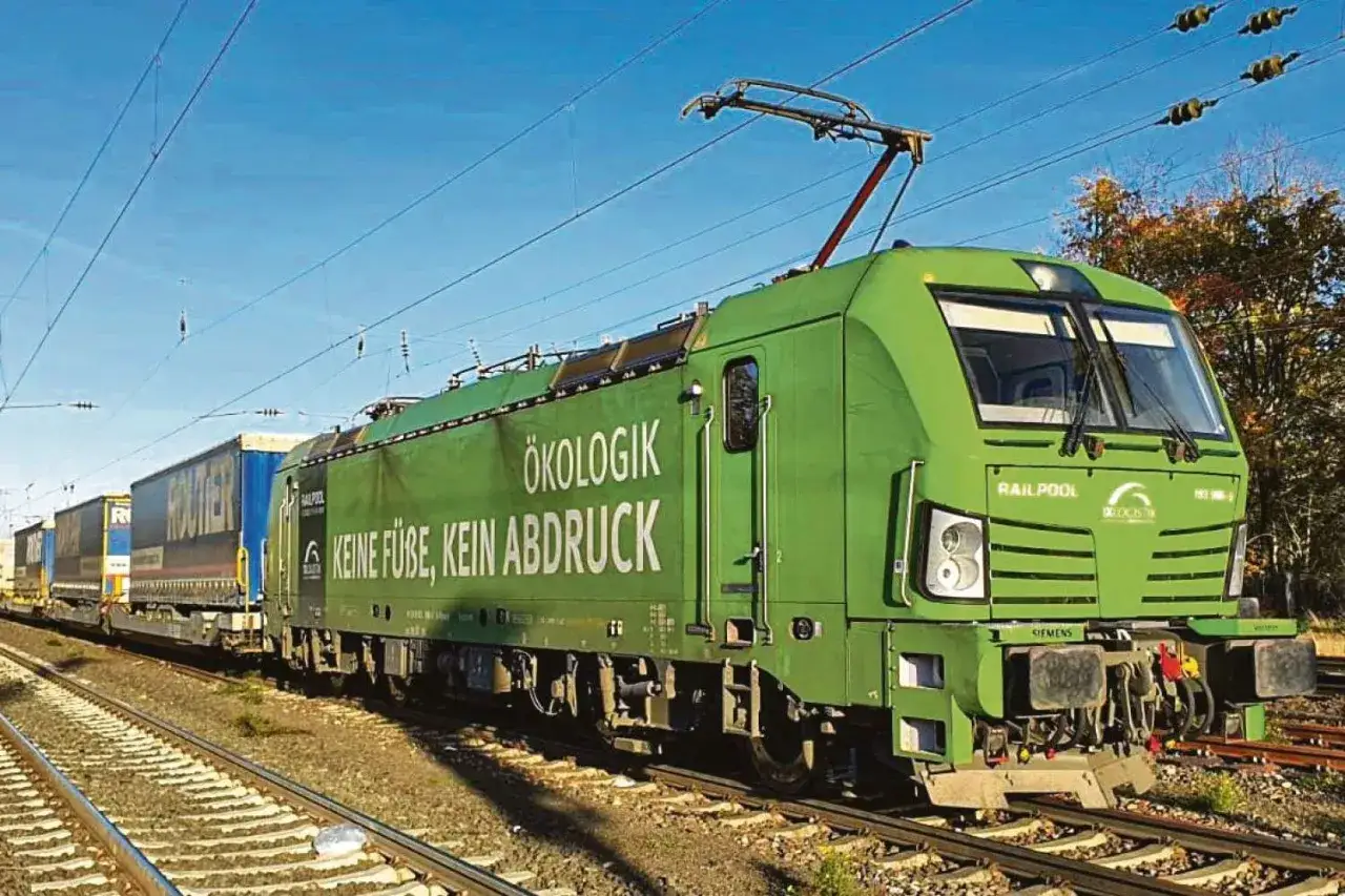 Gr&uuml;ne Lokomotive mit der Aufschrift 