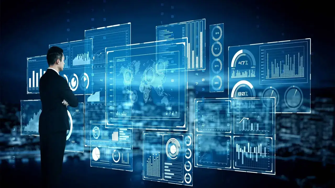 Uomo d'affari osserva dashboard futuristici con grafici e mappe. Power BI Copilot aiuta a visualizzare dati complessi.
